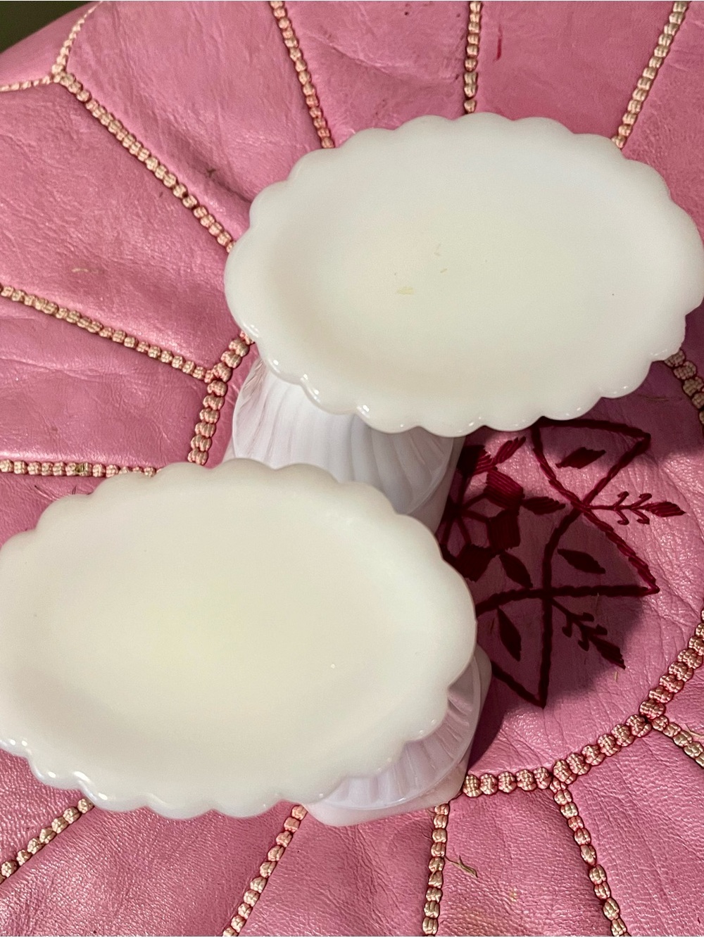 Vintage MCM White Milk Glass Cornucopia Vases - Pair of 2 - Picture 9 of 9